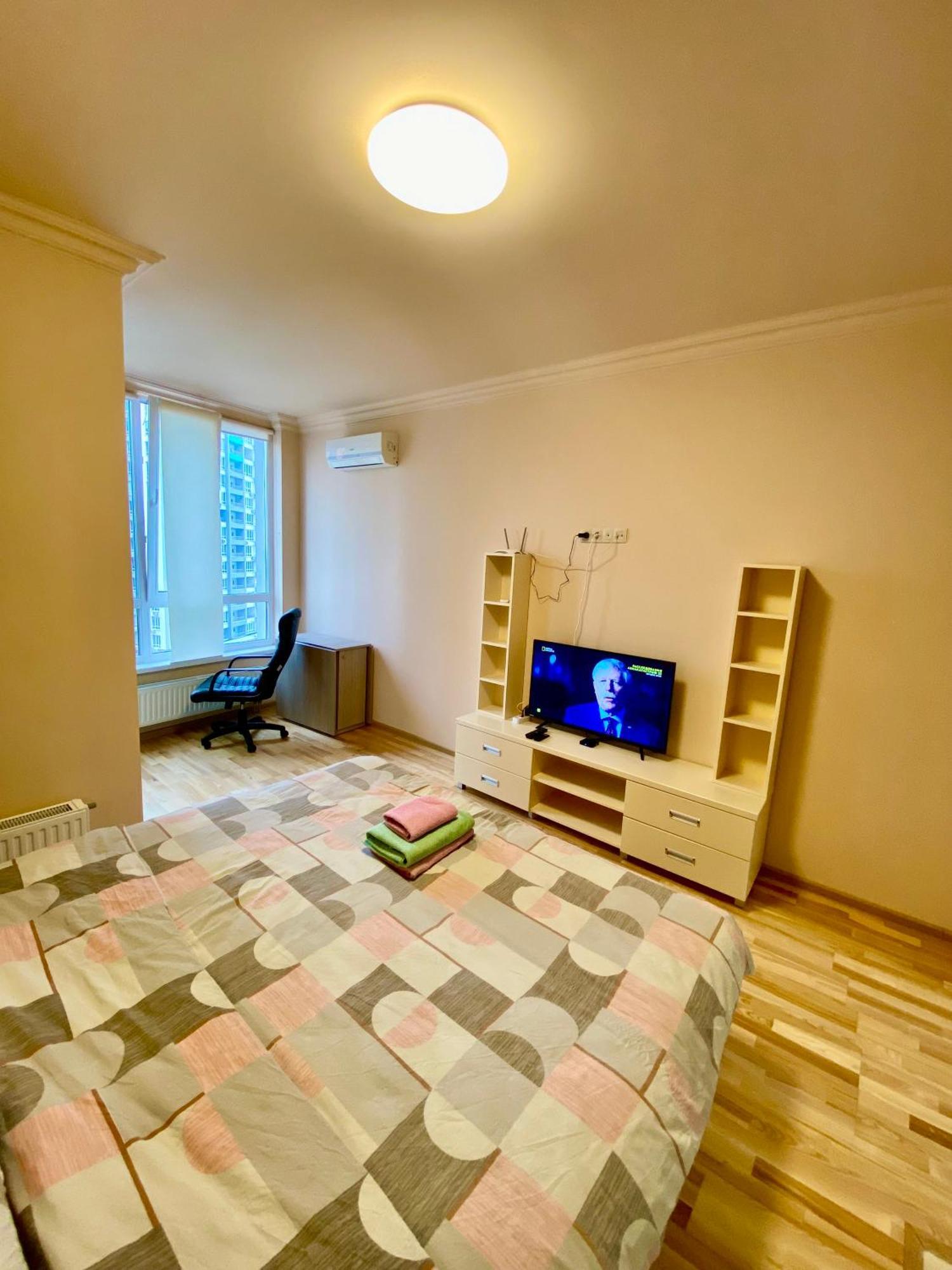 затишна в жк каховська, метро лівобережна, мвц Apartment Kyiv